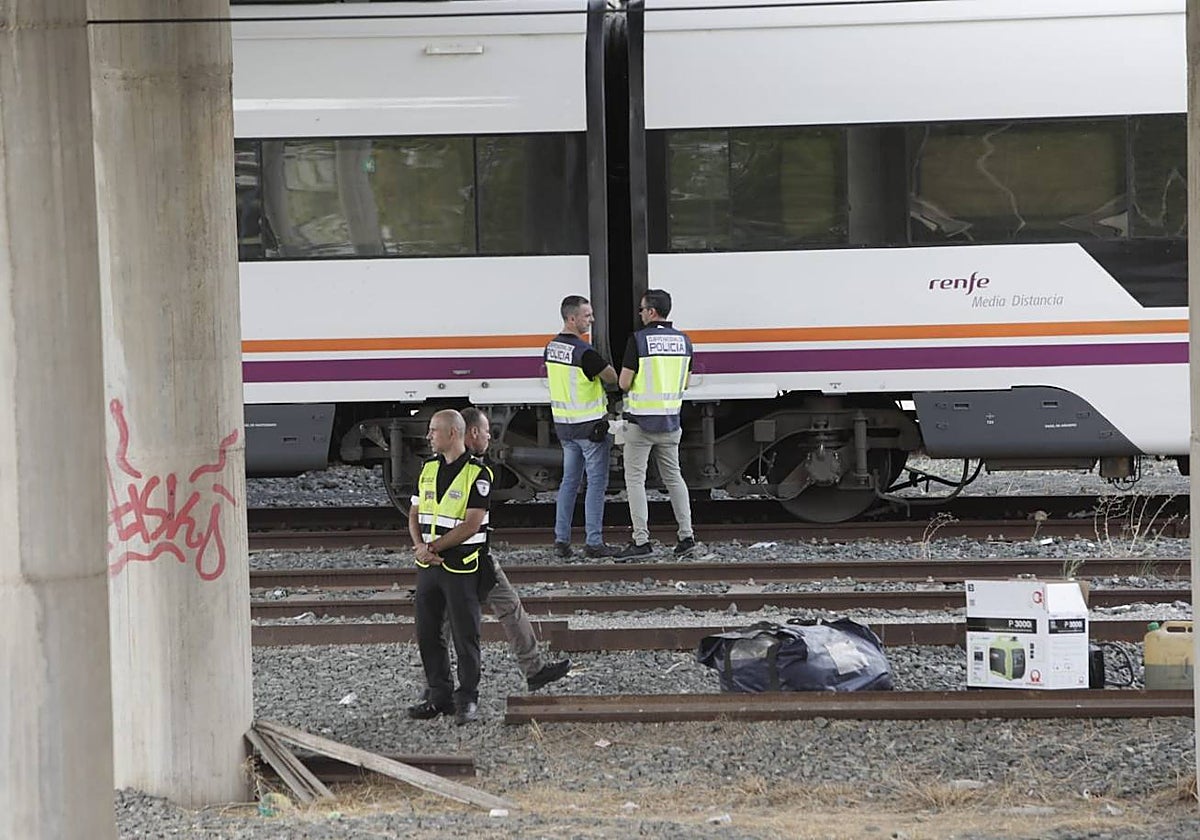 El desconcierto en Renfe tras el hallazgo del cuerpo de Álvaro Prieto cerca de Santa Justa: «Se metió por los bajos del tren»
