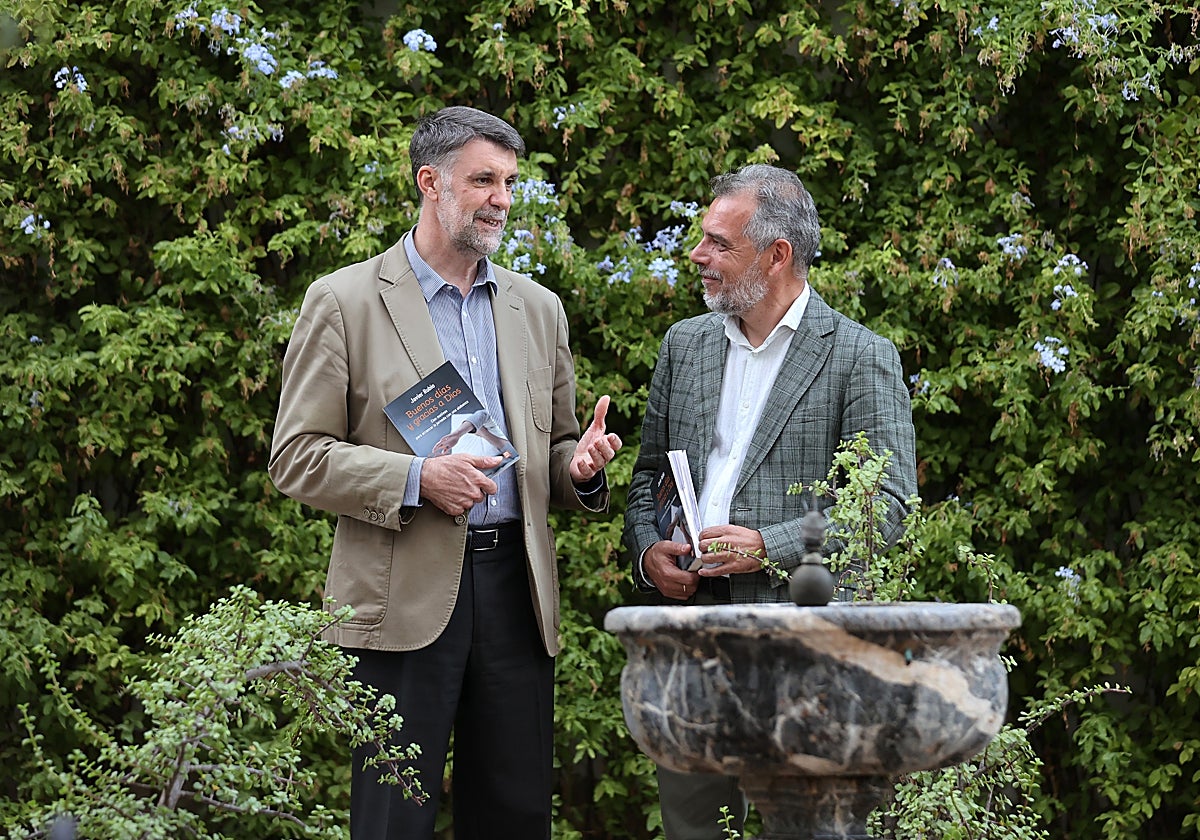 El autor de 'Buenos días y gracias a Dios', Javier Rubio, junto a Rafael Aguilar en el Palacio de Viana