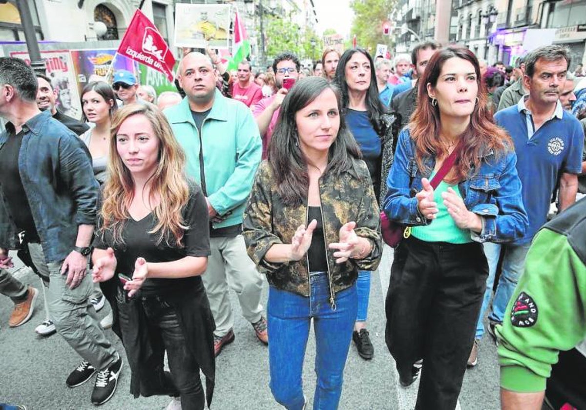 La ministra de Derechos Sociales en funciones y líder de Podemos, Ione Belarra, en la protesta propalestina de Madrid junto a sus dos coportavoces, María Teresa Pérez e Isa Serra