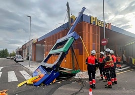 Dos heridos, uno de ellos un bombero, en los  157 incidentes que ha dejado el viento en Castilla y León