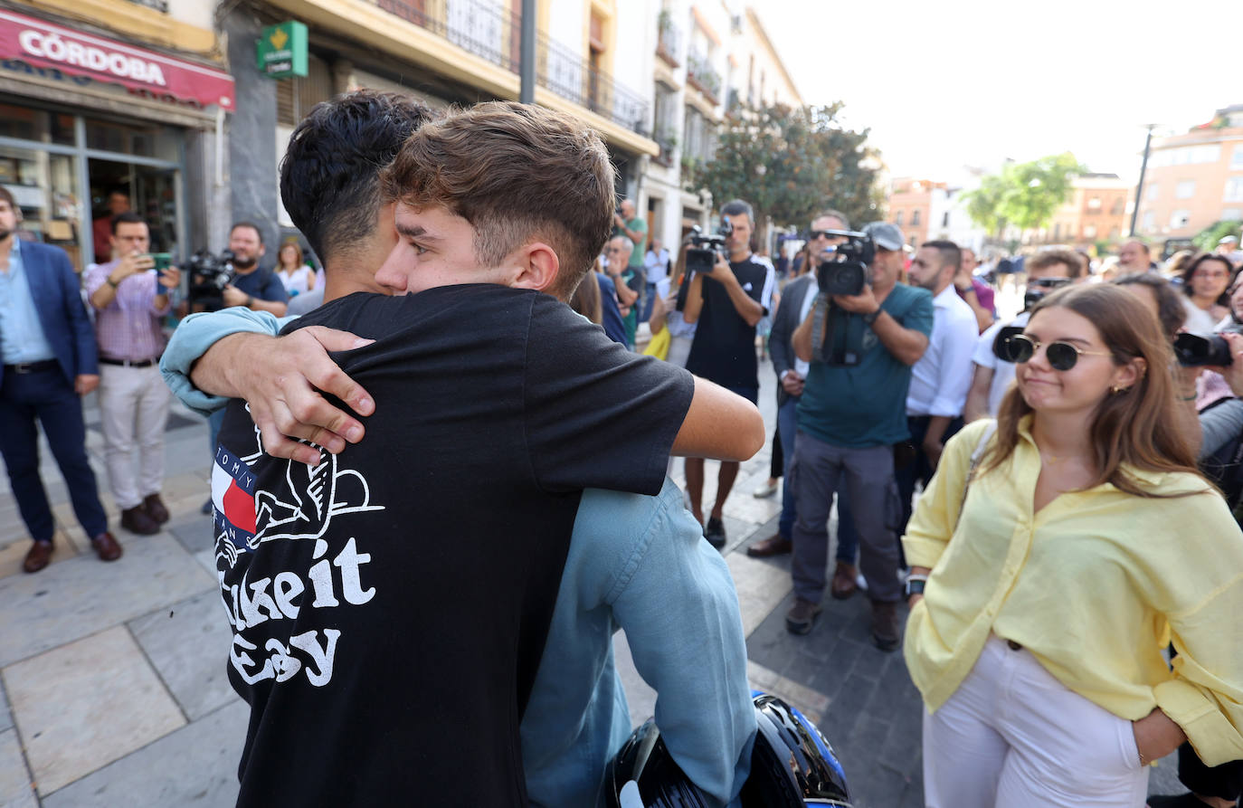 Fotos: Los emotivos minutos de silencio en memoria de Álvaro Prieto