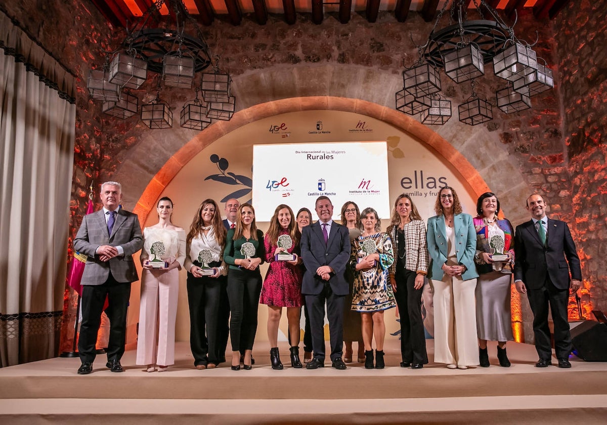 El presidente regional, Emiliano García-Page, con las premiadas