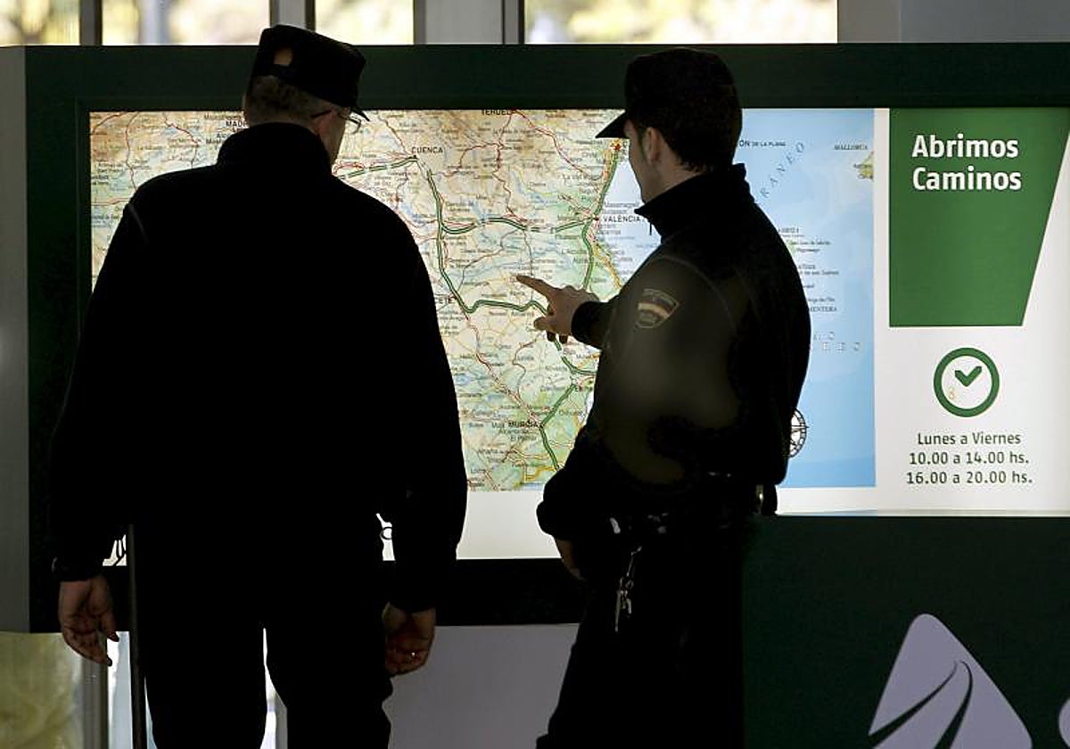 Imagen de archivo de dos agentes de Policía Nacional en la Estación Joaquín Sorolla de Valencia