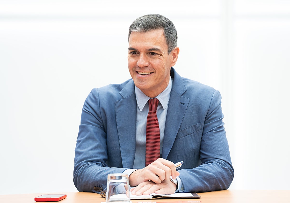 El presidente del Gobierno en funciones, Pedro Sánchez, este martes en la sede del PSOE en Ferraz, durante la reunión de la comisión negociadora del partido para la investidura