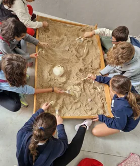 Imagen secundaria 2 - Alumnos de Totanés, Pulgar, Noez y Cuerva durante una visita al Museo Arqueológico 'Ildefonso Recio Valverde'.  En las fotos a continuación, talleres de Arqueología organizados por Ángela Crespo, de la Cota 667