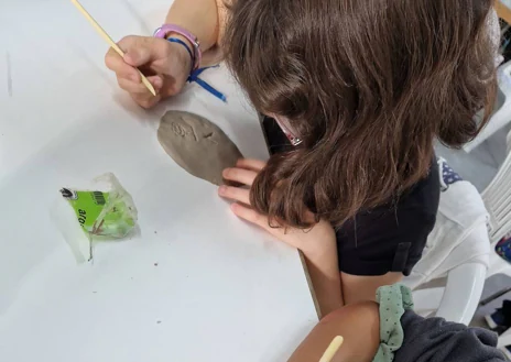 Imagen secundaria 1 - Alumnos de Totanés, Pulgar, Noez y Cuerva durante una visita al Museo Arqueológico 'Ildefonso Recio Valverde'.  En las fotos a continuación, talleres de Arqueología organizados por Ángela Crespo, de la Cota 667