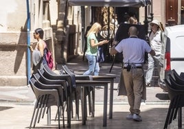 Un camarero denuncia que su jefe multa a sus empleados con 300 euros del bote si pierden las llaves del bar