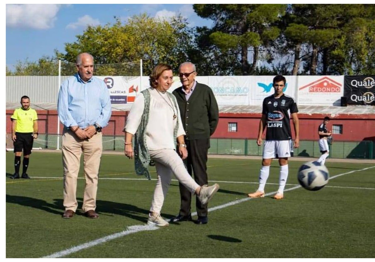 Conchi Cedillo golpea el balón en un derechazo de estilo innegable