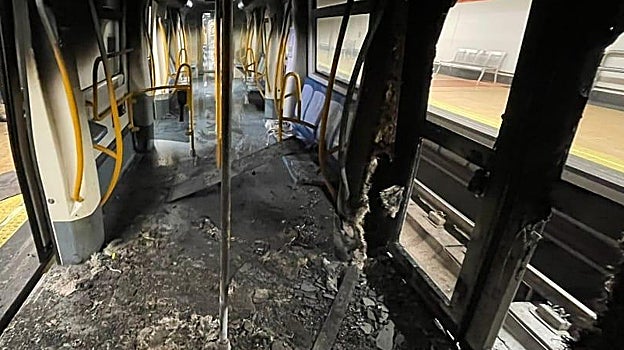 El último vagón del convoy quedó muy dañado tras el incendio