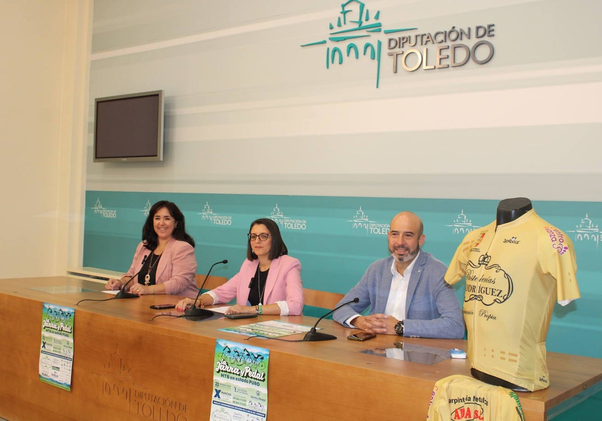 Luisa Nieto, alcaldesa de San Román; la diputada Pilar Martín y Juan Alberto García