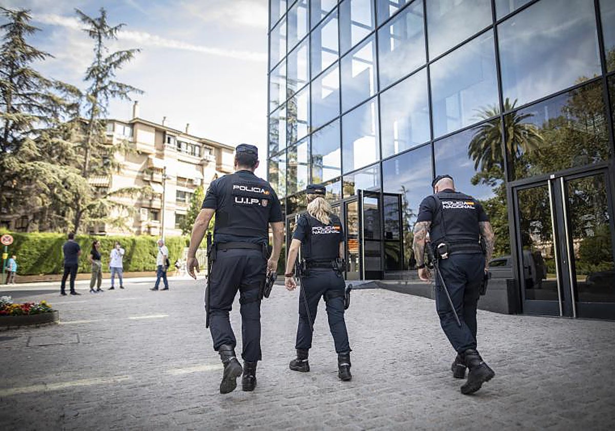 Miembros de la Policía Nacional patrullan en los exteriores del Palacio de Congresos de Granada