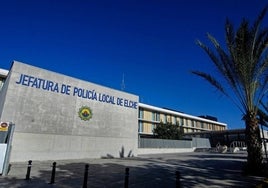 Un menor le clava una botella de cristal rota a un policía tras robar en una tienda de Elche