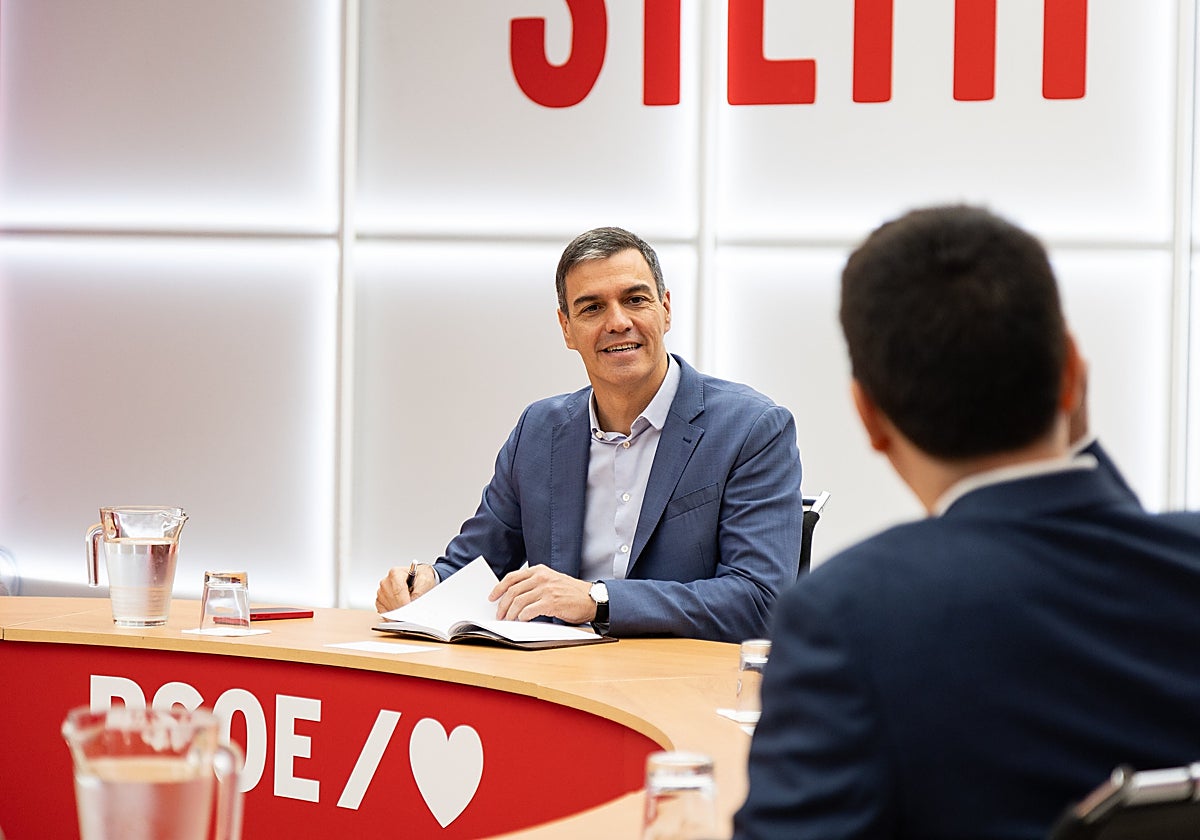 Pedro Sánchez, durante una reunión este miércoles en la sede del PSOE