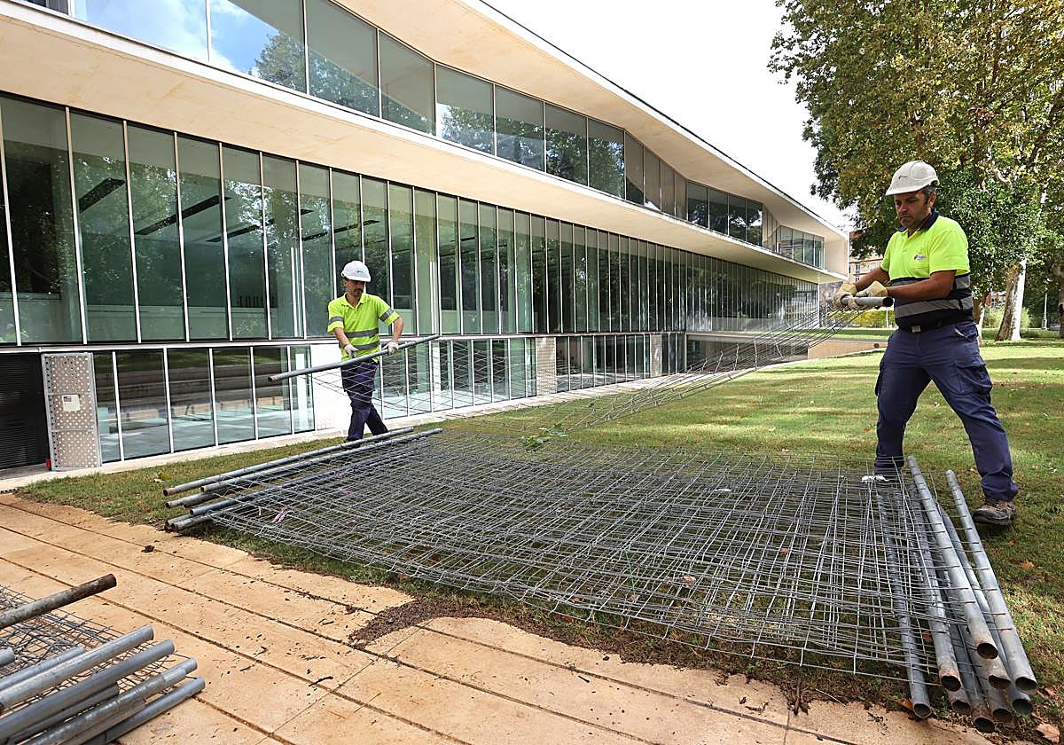 Trabajadores, este miércoles retirando las vallas de la Biblioteca del Estado