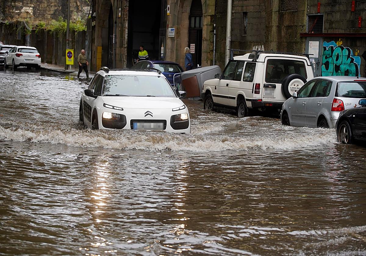 Alerta por lluvias y vientos, en directo: estado de las carreteras, incidencias en Metro y Cercanías y posibles inundaciones hoy