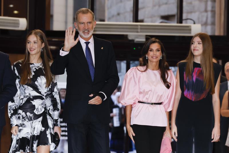 Los reyes Felipe VI (2i) y Letizia (2d), junto a la princesa Leonor (i) y la infanta Sofía (d), a su llegada al Concierto Premios Princesa de Asturias