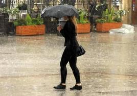 Las precipitaciones provocan un 'géiser' que hace que «llueva hacia arriba» en pleno centro de Madrid