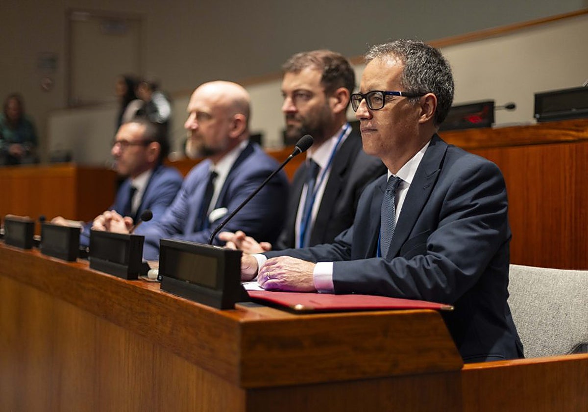 El viceministro principal de Gibraltar, primero  a la derecha, en el Comité de Descolonización de la ONU