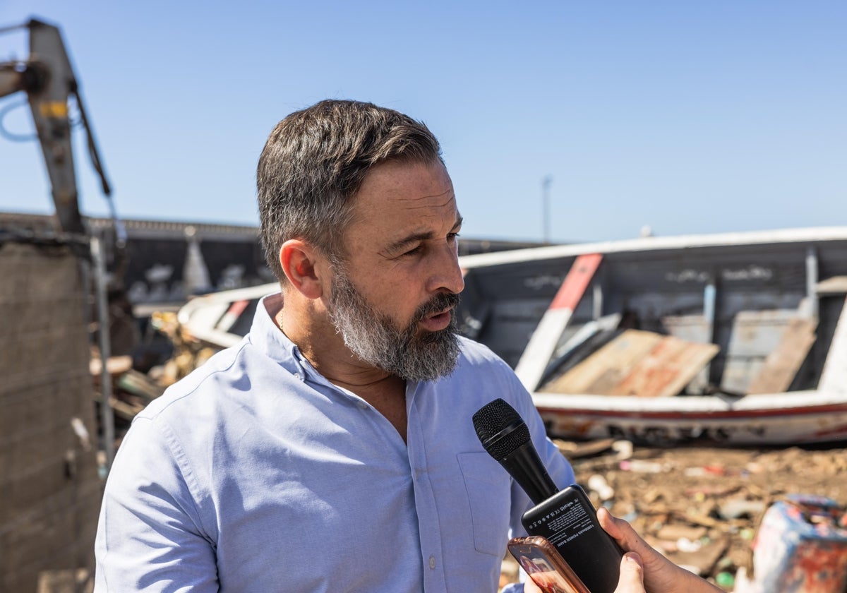 Santiago Abascal visita el muelle de La Restinga, con cayucos almacenados a ser destruidos