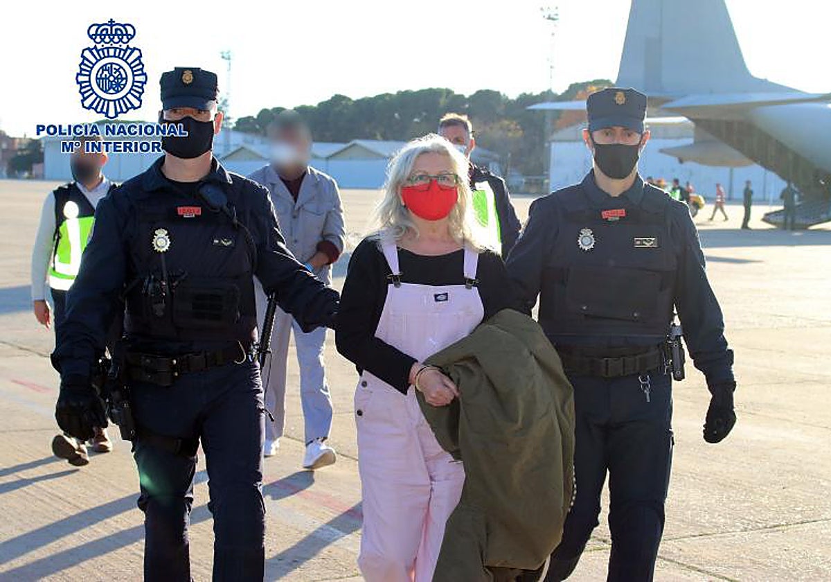 Natividad Jáuregui en su entrega a España en noviembre de 2020