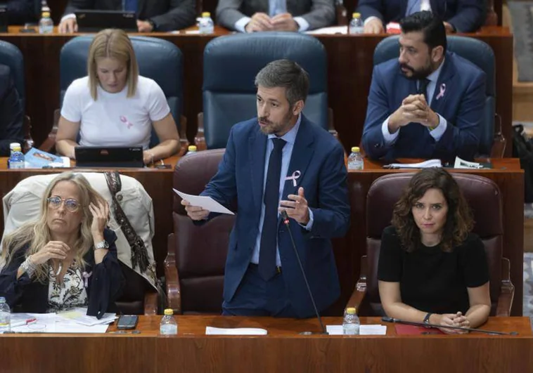 El ministro de Presidencia y Justicia, Miguel Ángel García, junto a la presidenta Ayuso