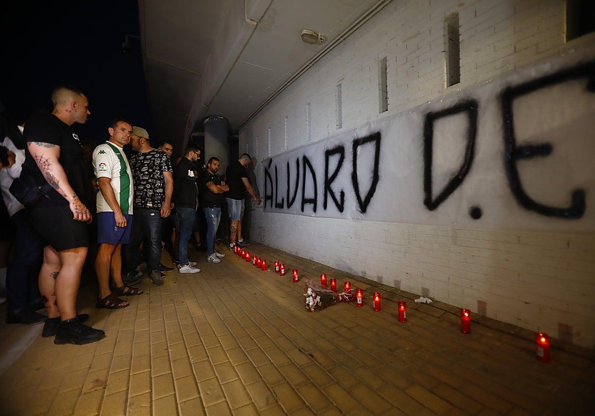 Los aficionados blanquiverdes se concentran en la puerta de El Arcángel