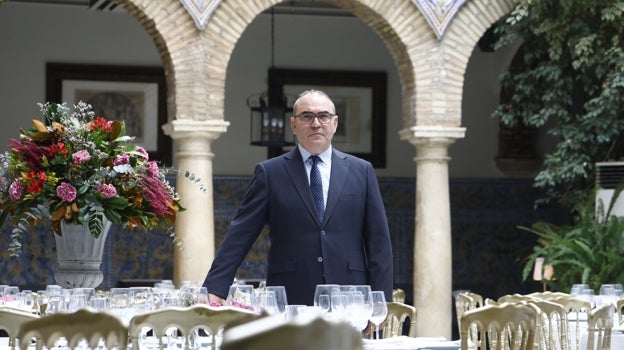 Viti posa para ABC en el patio del Real Círculo de la Amistad