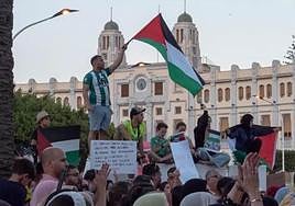 Queman banderas de Israel a grito de «¡Asesinos!» ante la sinagoga de Melilla tras una concentración propalestina