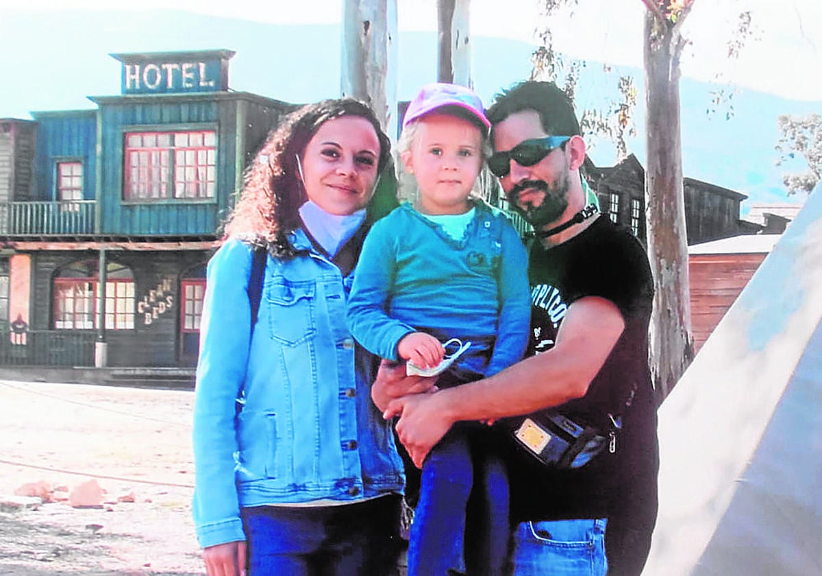Leire, con sus padres David y Rocío en una foto cedida por la familia