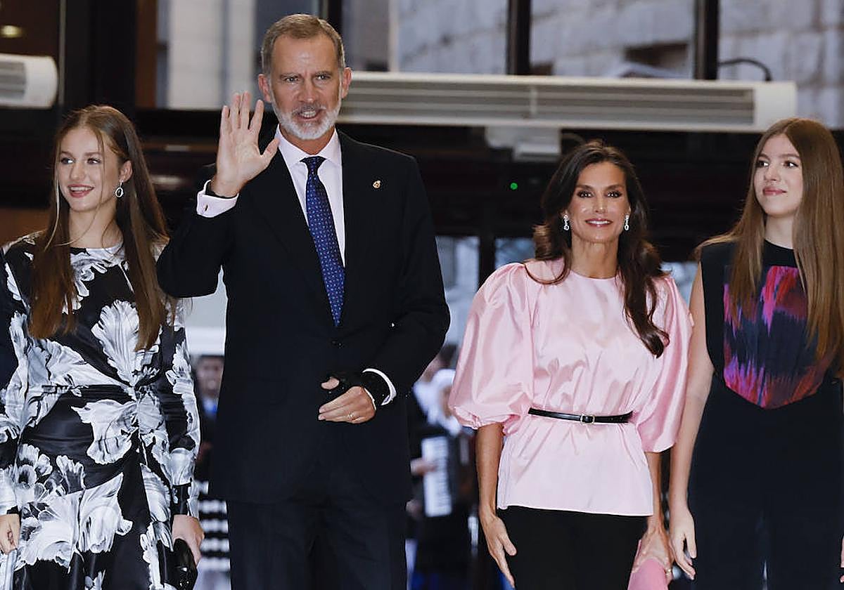 Los Reyes Felipe VI y Letizia, junto a la princesa Leonor y la infanta Sofía saludan a su llegada al Concierto Premios Princesa de Asturias.