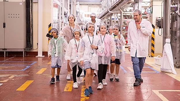 Los niños del colegio Ramón y Cajal de El Carpio durante su visita a la planta de Pastas Gallo