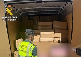 Un conductor se enfrenta a una multa de hasta dos millones de euros por transportar tabaco de contrabando