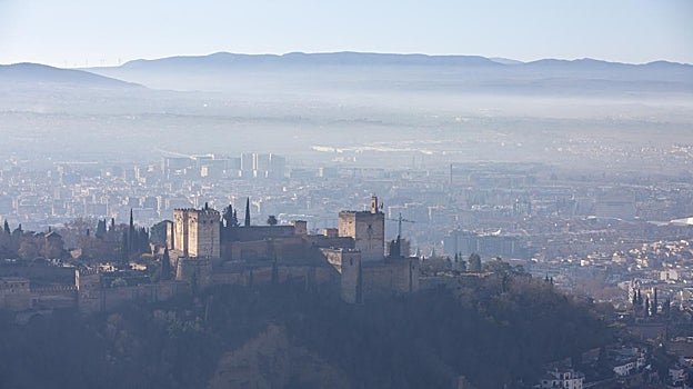 Granada, en una vista donde se aprecia la contaminación