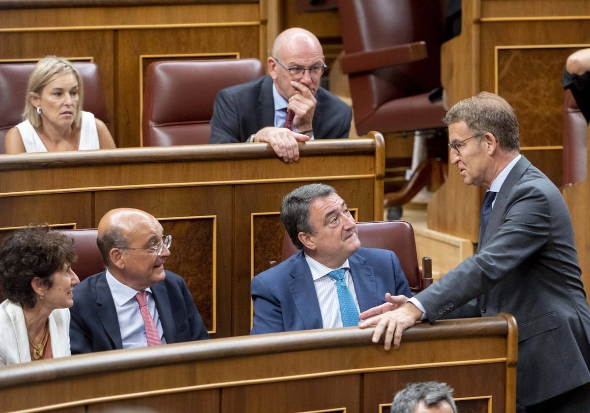 Feijóo y Esteban durante la investidura fallida del presidente del PP