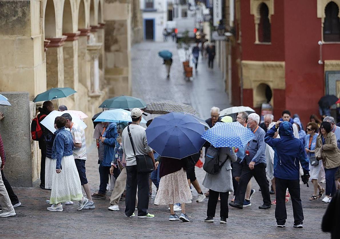 Turistas bajo la lluvia en Córdoba