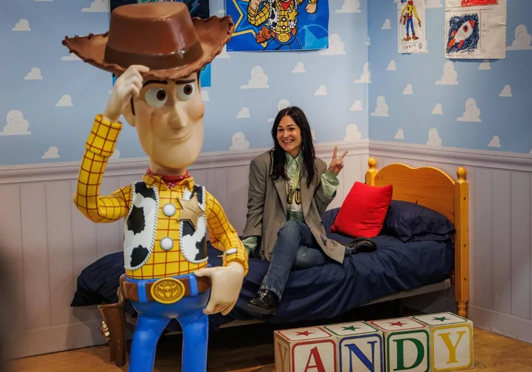 Un visitante de la exposición inmersiva de Castellana en el espacio que recrea 'Toy Story'