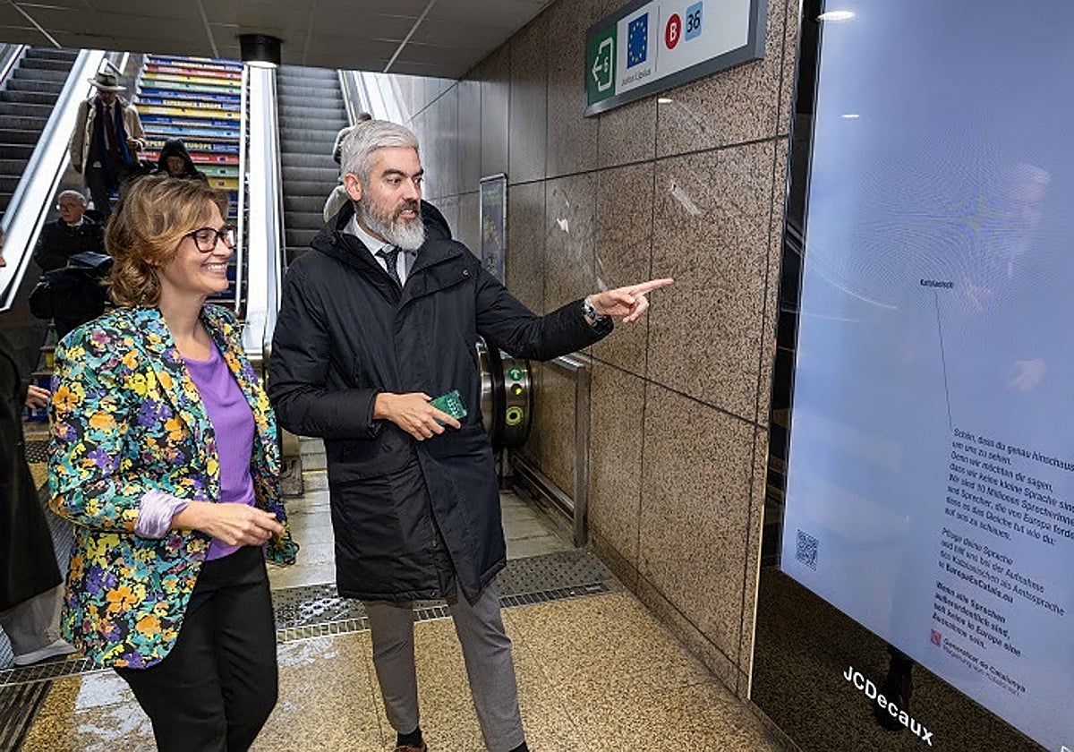La consejera Serret, en Bruselas, en un panel del Metro donde se puede ver el anuncio