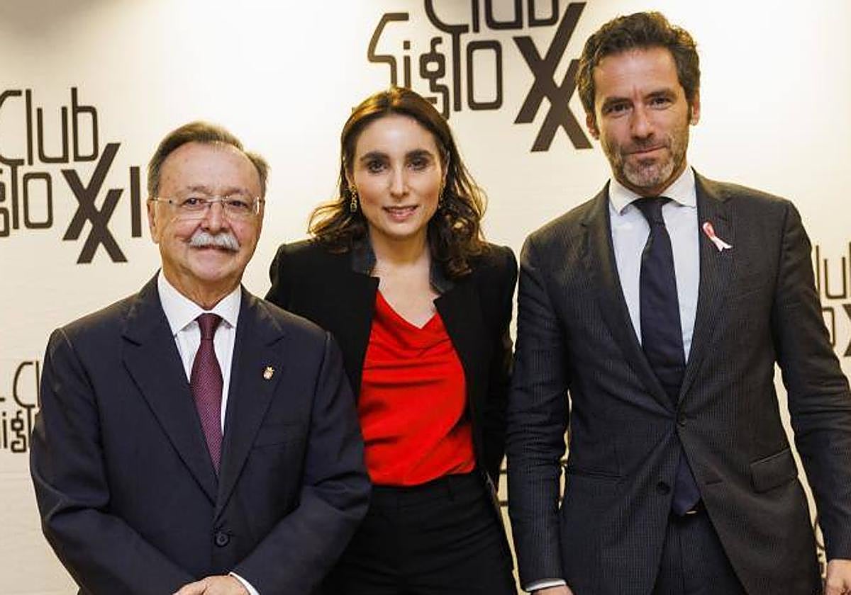 El presidente de Ceuta, Juan Jesús Vivas, junto a la presidenta del Club Siglo XXI, Paloma Segrelles, y el dirigente del PP Borja Sémper