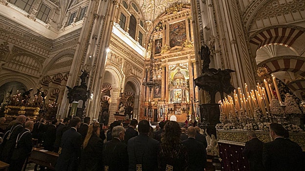 Los dos pasos de la hermandad del Buen Suceso, a ambos lados del altar mayor de la Catedral