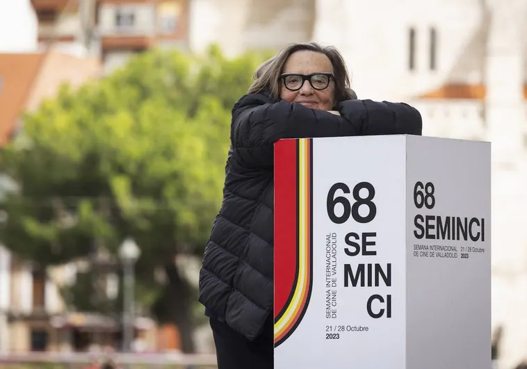 Agnieszka Holland posa para los fotógrafos en Valladolid a su llegada a la Seminci