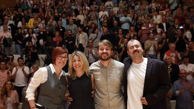 Yolanda Díaz posa con los tres representantes de Compromís-Sumar por la provincia de Valencia, Àgueda Micó, Alberto Ibáñez y Nahuel González, este sábado en un acto público