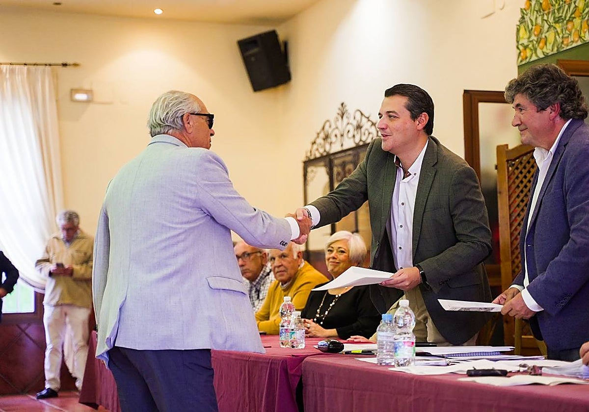 Entrega de los títulos de propiedad del alcalde a los propietarios de las parcelas de esta urbanización