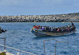 El Hierro se vuelve a superar con un cayuco de 320 personas, el más multitudinario de la historia de la Ruta Canaria
