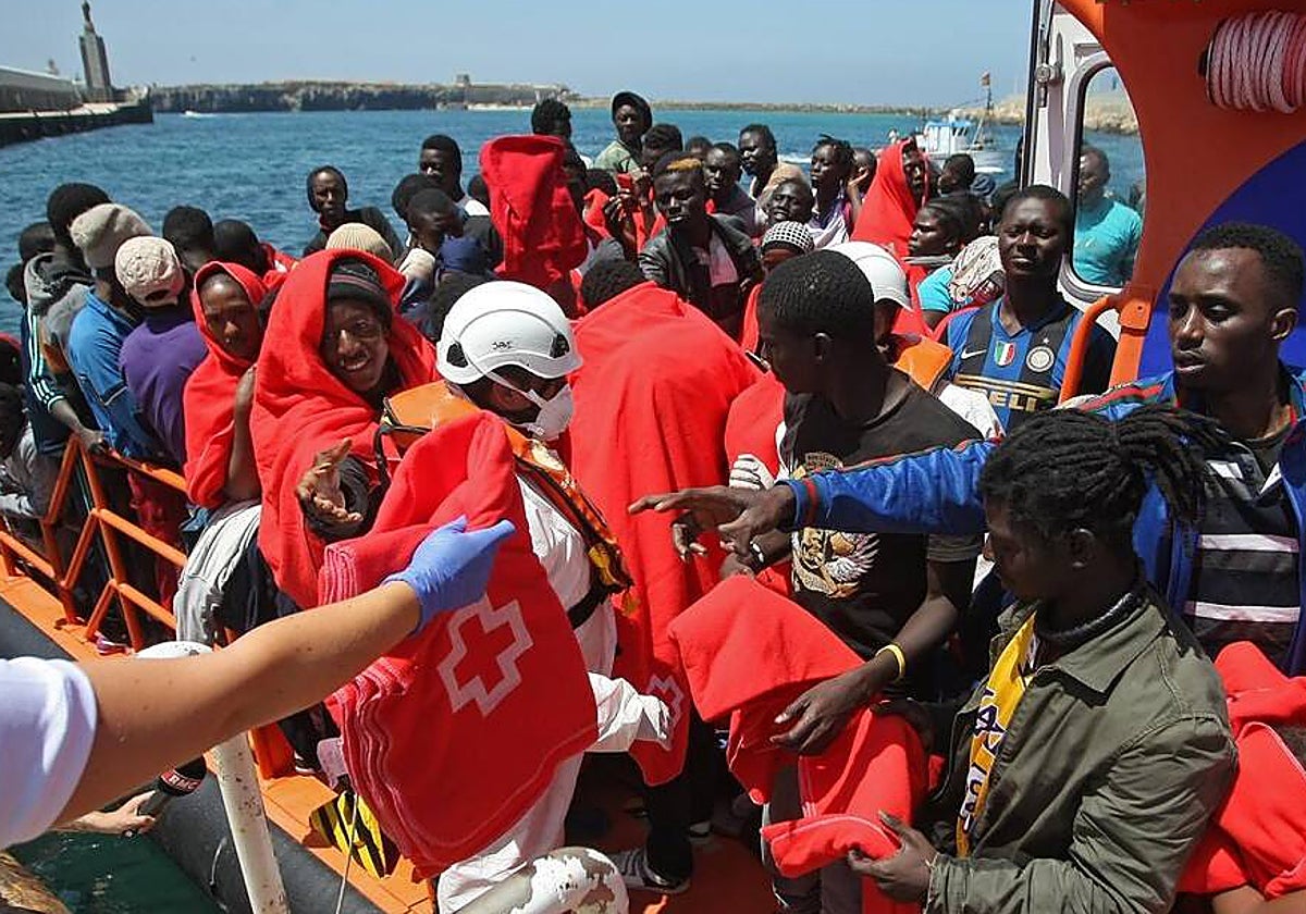 Inmigrantes, en una embarcación de Salvamento Marítimo, tras ser rescatados