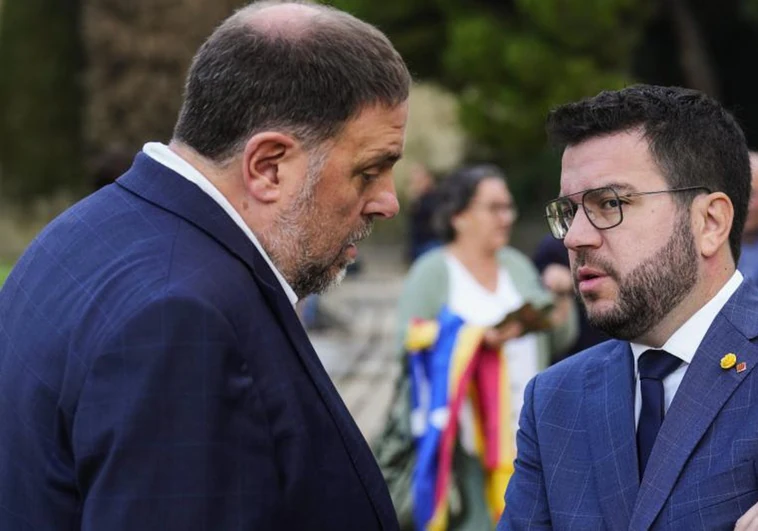 El líder de ERC, Oriol Junqueras, conversa con el presidente de la Generalitat, Pere Aragonès