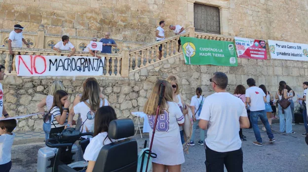 Reciente protesta contra las macrofincas celebrada en Ledaña (Cuenca)