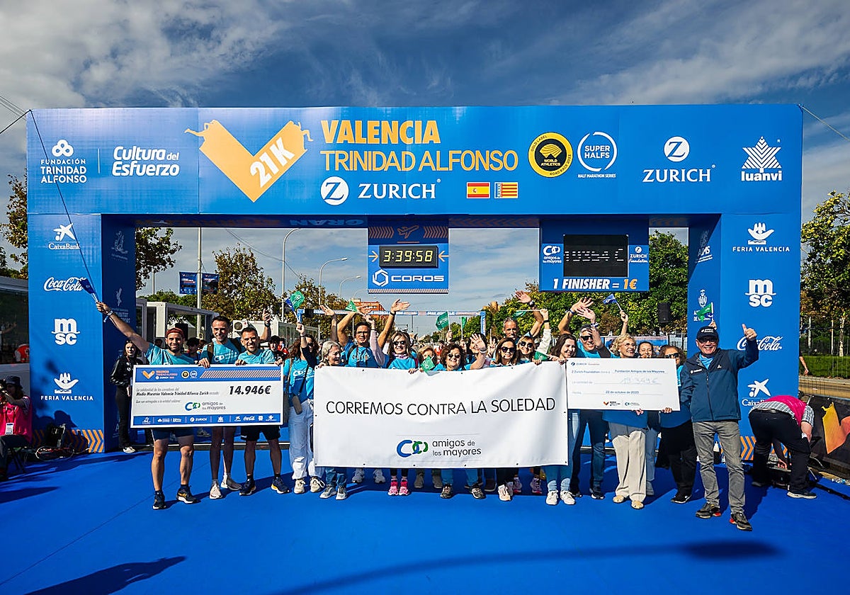 Imagen de representantes la entidad solidaria Amigos de los Mayores en la meta del Medio Maratón Valencia