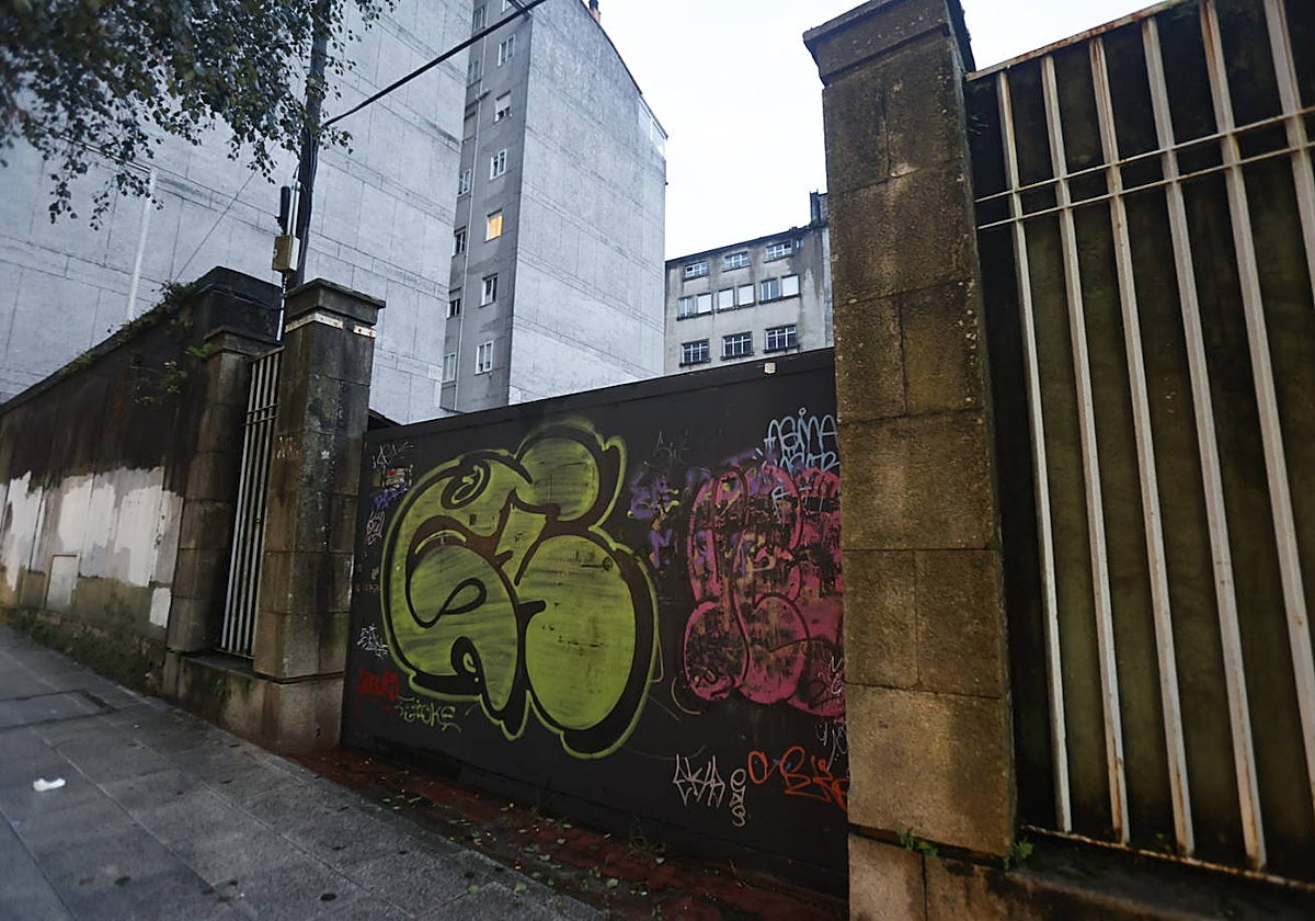 Vista de la entrada del solar del antiguo Peleteiro