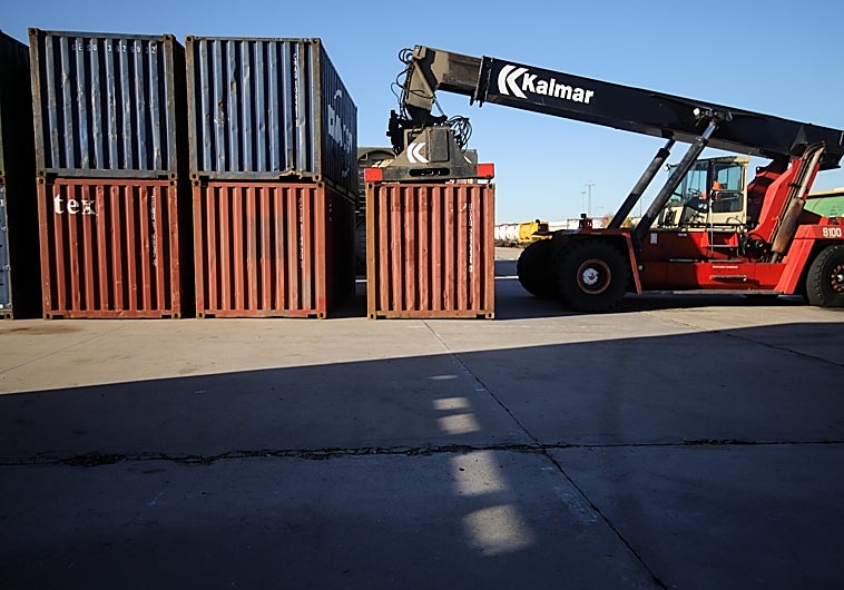 Un operario prepara mercancía para su exportación en la estación del Higuerón