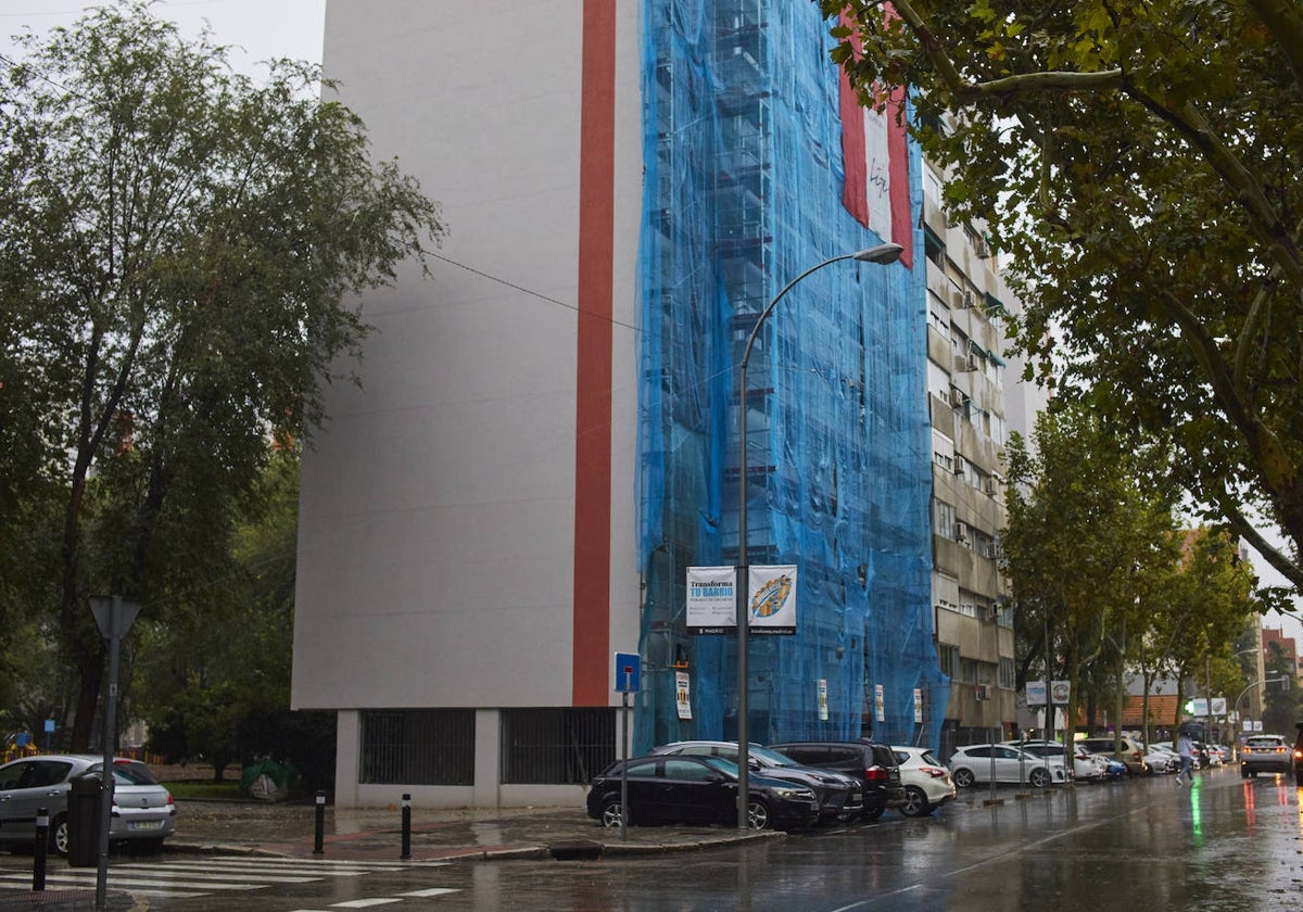 Exterior de uno de los edificios de Orcasitas que ha solicitado las ayudas municipales para la rehabilitación